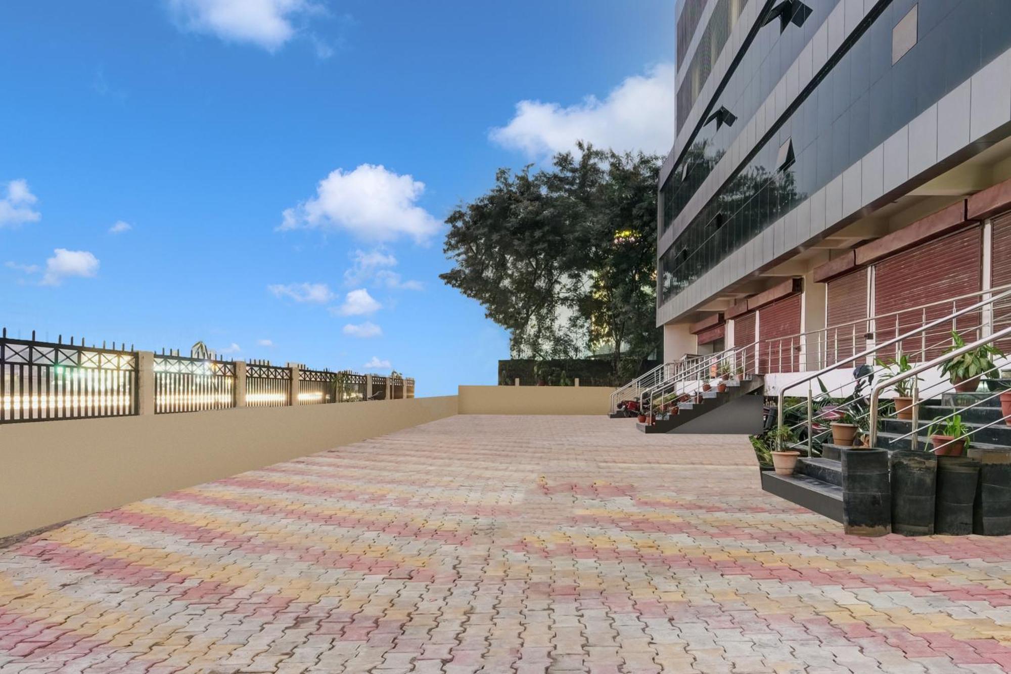 Super Townhouse Oak Sarusajai Stadium Dispur Eksteriør bilde