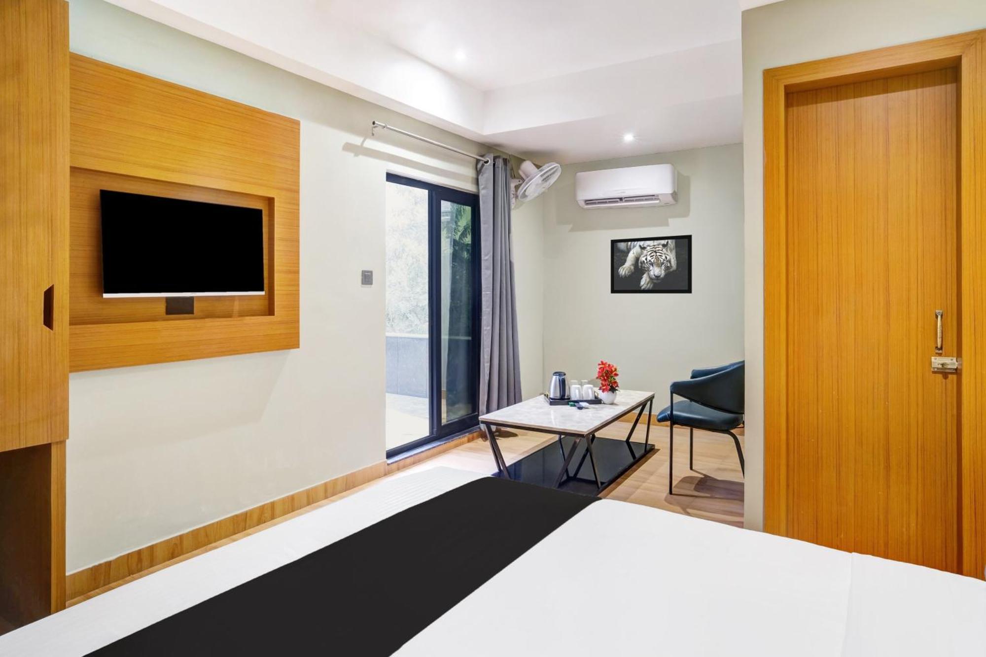 Super Townhouse Oak Sarusajai Stadium Dispur Eksteriør bilde