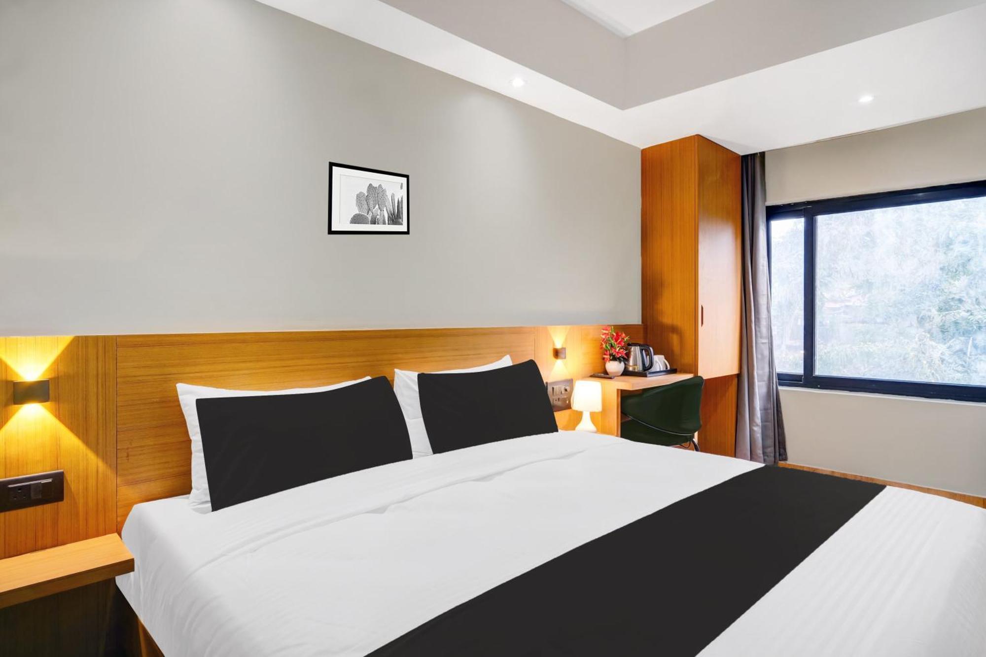 Super Townhouse Oak Sarusajai Stadium Dispur Eksteriør bilde