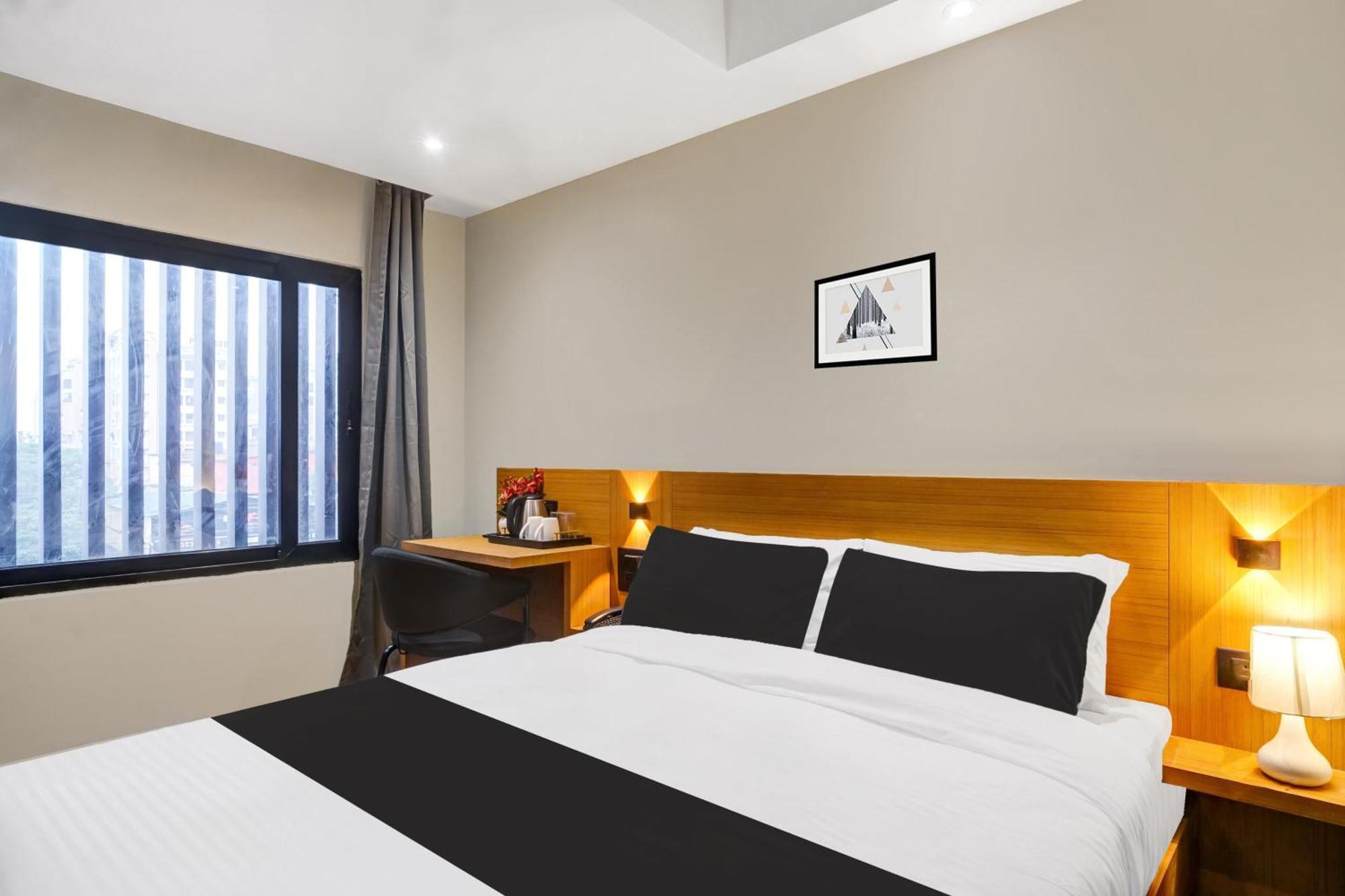 Super Townhouse Oak Sarusajai Stadium Dispur Eksteriør bilde